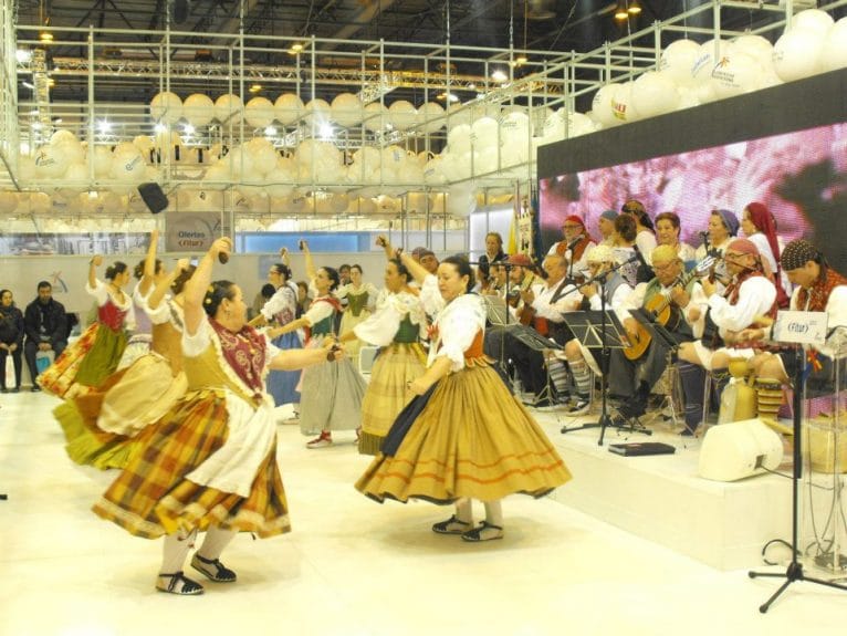 Actuación del Grup de Danses Portitxol en Fitur