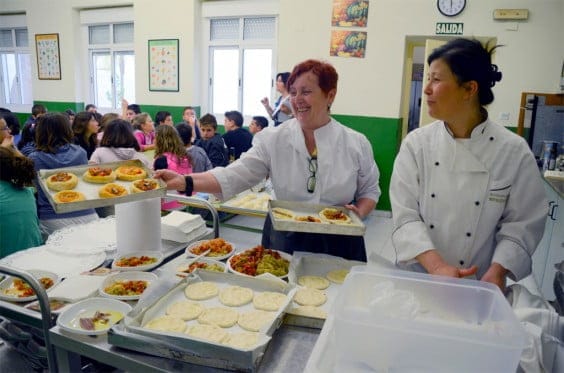 Talleres de realización de coca de Xàbia para los escolares 01