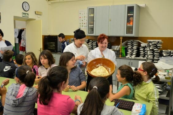 Talleres de realización de coca de Xàbia para los escolares 02