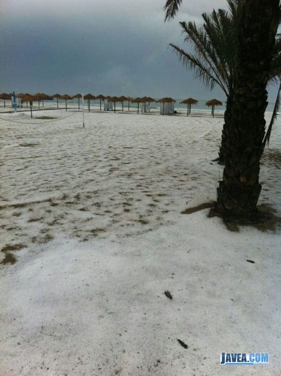 El Arenal se cubre de granizo tras la tormenta de esta tarde en Javea