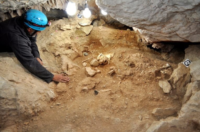 Excavación en la Cova del Migdia de Jávea