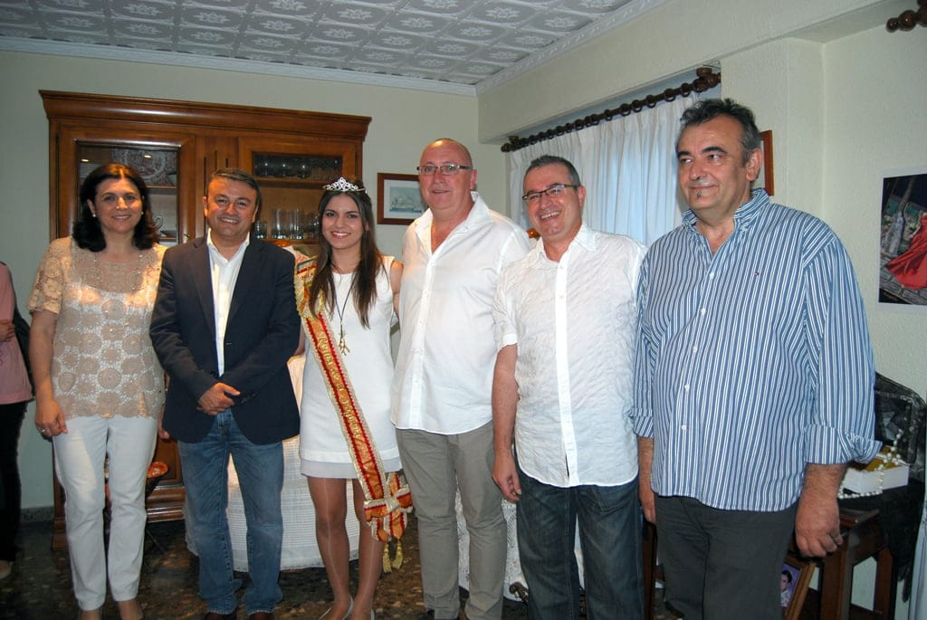 Entrega de banda a la reina de les Fogueres Ángela Devesa