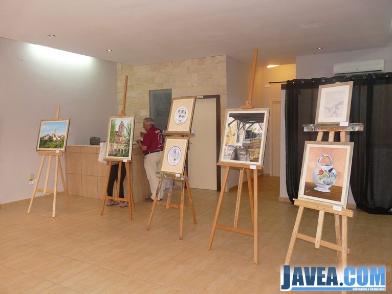 Algunas de las pinturas en la exposición