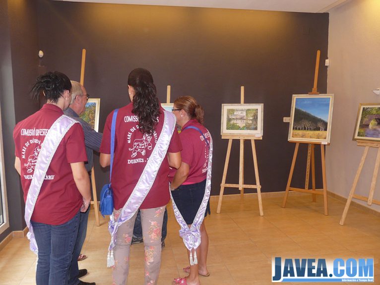 Las mayoralesas informándose sobre las pinturas de Thiviers