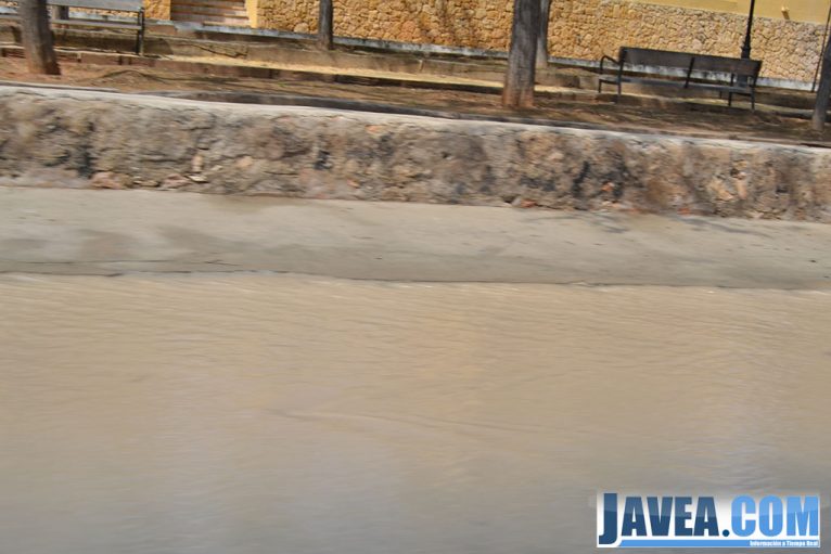 Agua del reventón por la Avenida Juan Carlos I