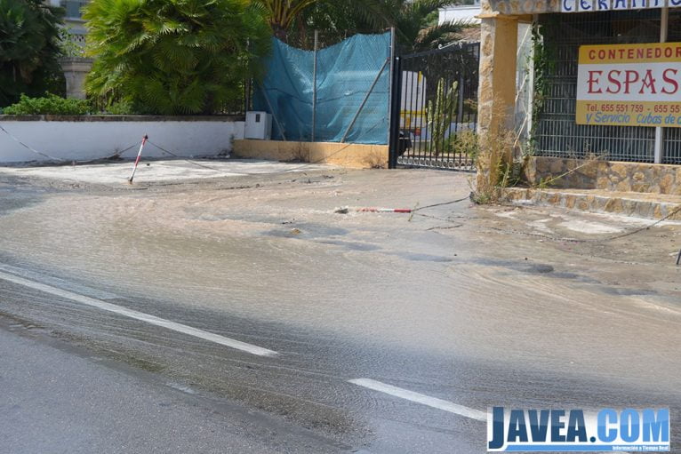 El agua bajaba desde esta casa por toda la avenida Juan Carlos I