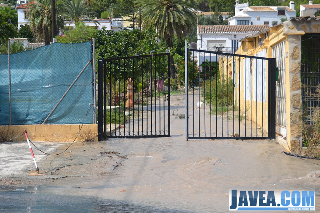 El reventón ha sido en la calle de atrás de esta vivienda