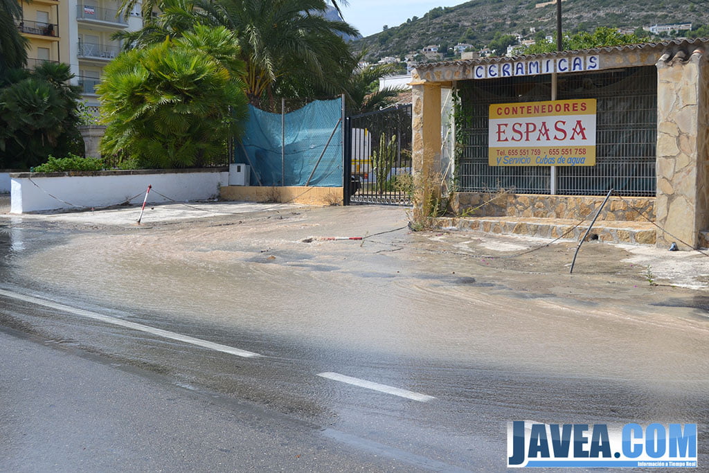 El reventón se ha producido en la calle de atrás de esta vivienda