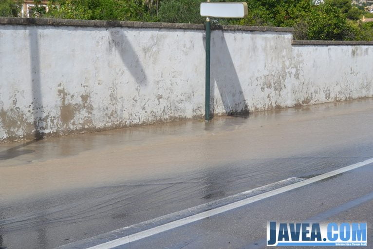 La Avenida Juan Carlos I llena de agua del reventón