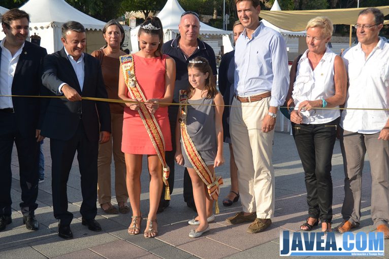 Ángela Devesa cortando la cinta que inaugura el Tapeo