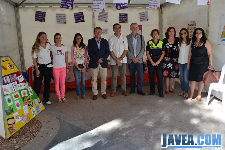 El alcalde de Jávea visitando las carpas de las jornadas de la salud