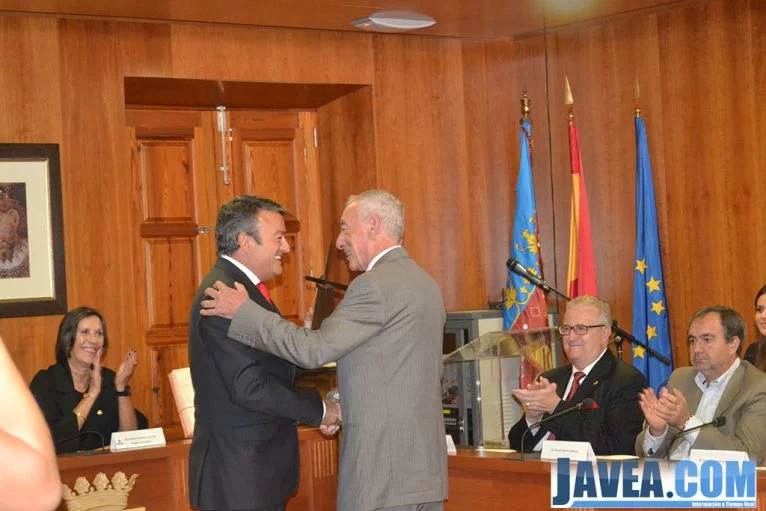 El alcalde entregando el premio a Francisco Reus