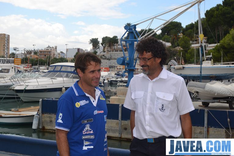 Ricardo García con un miembro del Club Náutico de Jávea