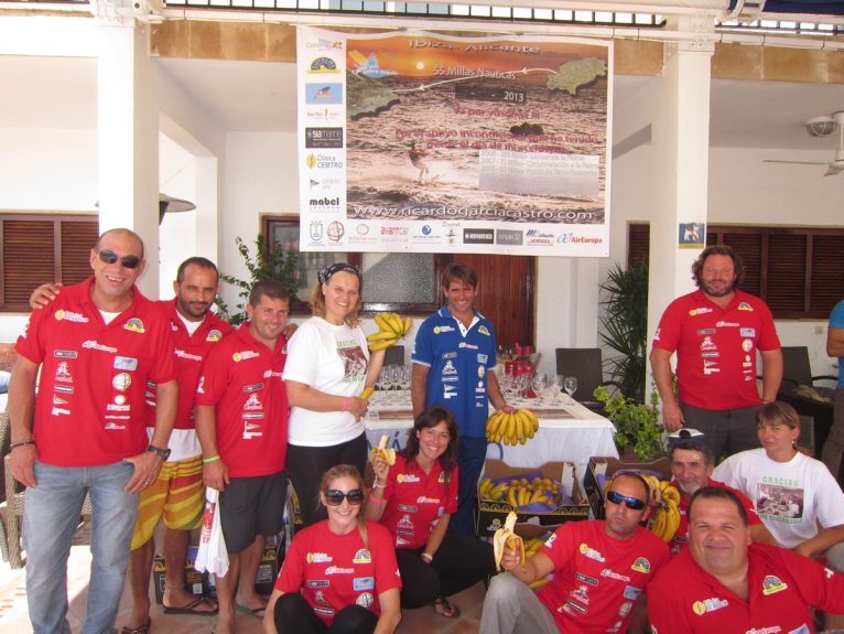 Ricardo y su equipo celebrando el reto con plátanos de canarias