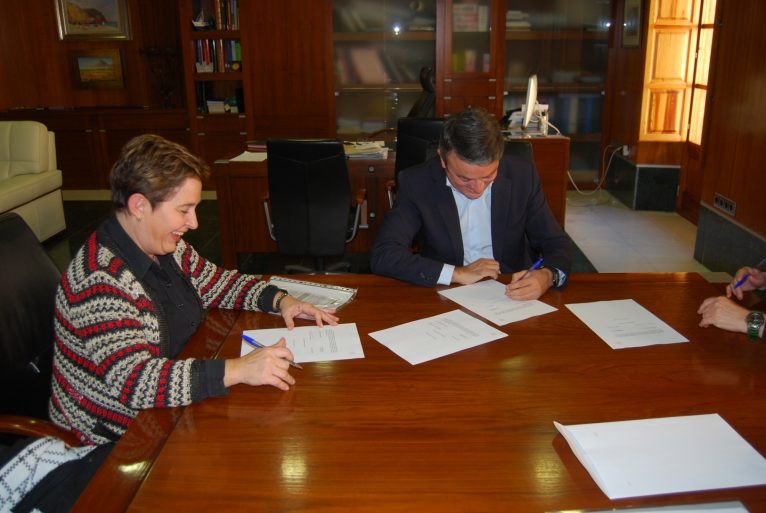 Firma con el AMPA del IES Antoni Llidó