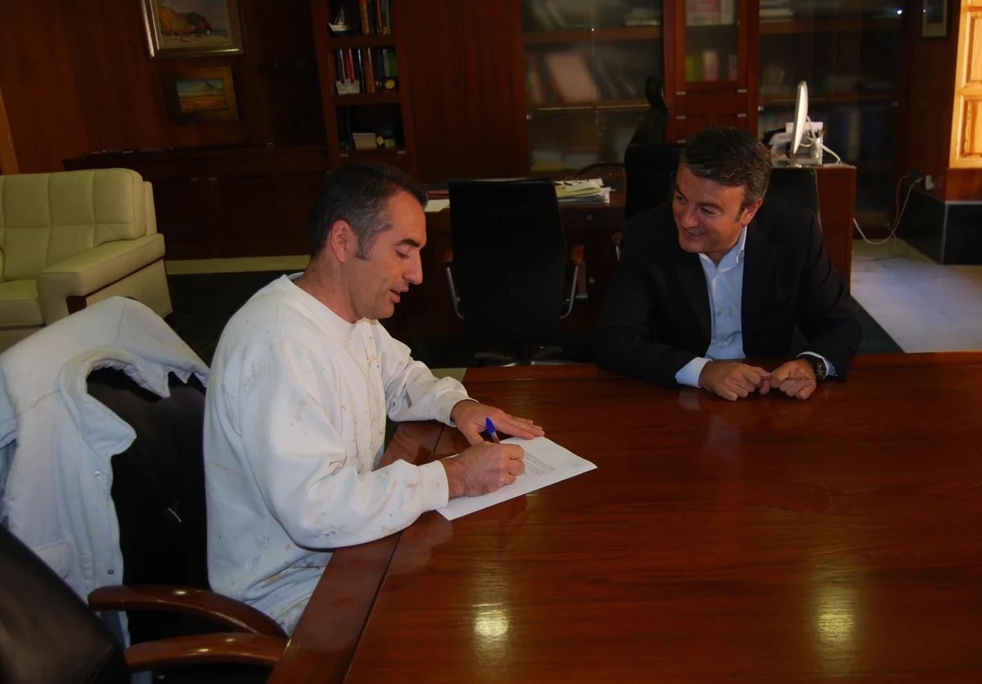 José Chulvi firmando el convenio con el club de Voley Jávea