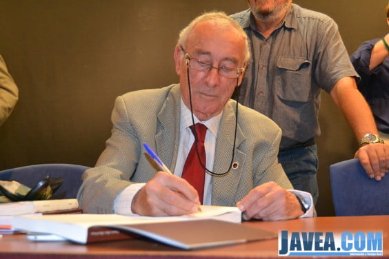 Paco Reus firmando libros después de la presentación