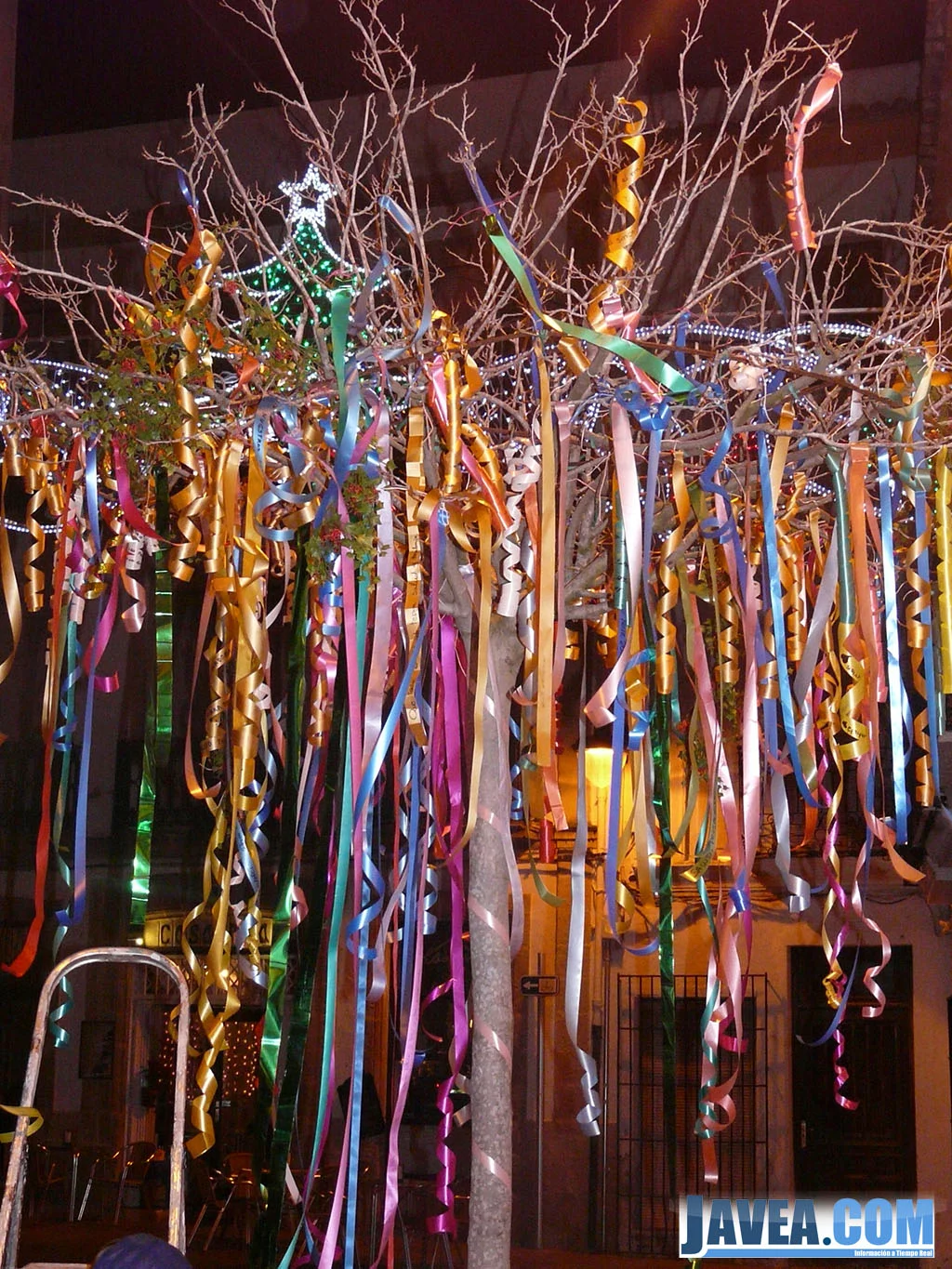 Cintas colgadas en el árbol de los deseos