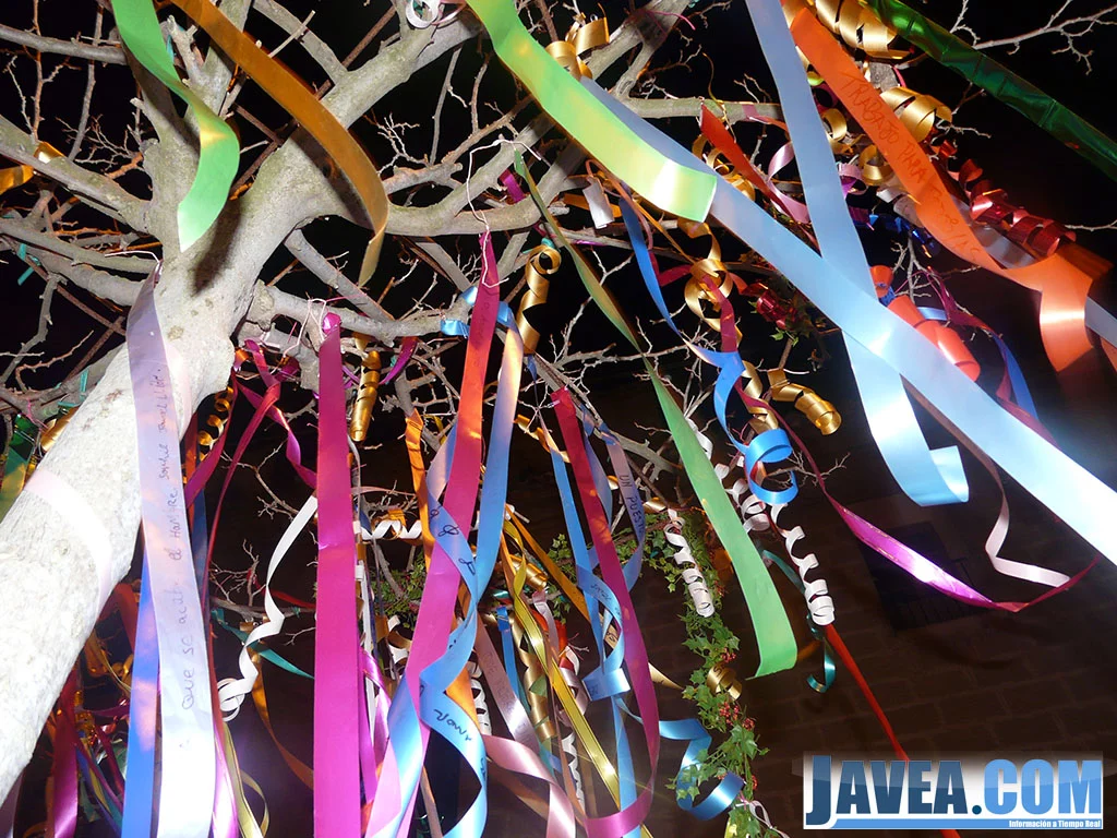 Cintas en el árbol de los deseos