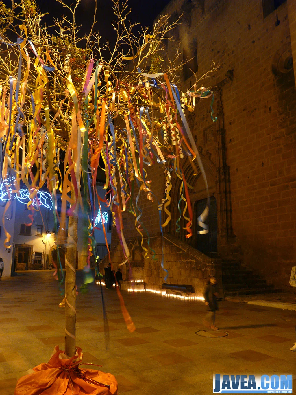 El árbol de los deseos mientras empezaban a colocar las velas en la Plaza de la Iglesia