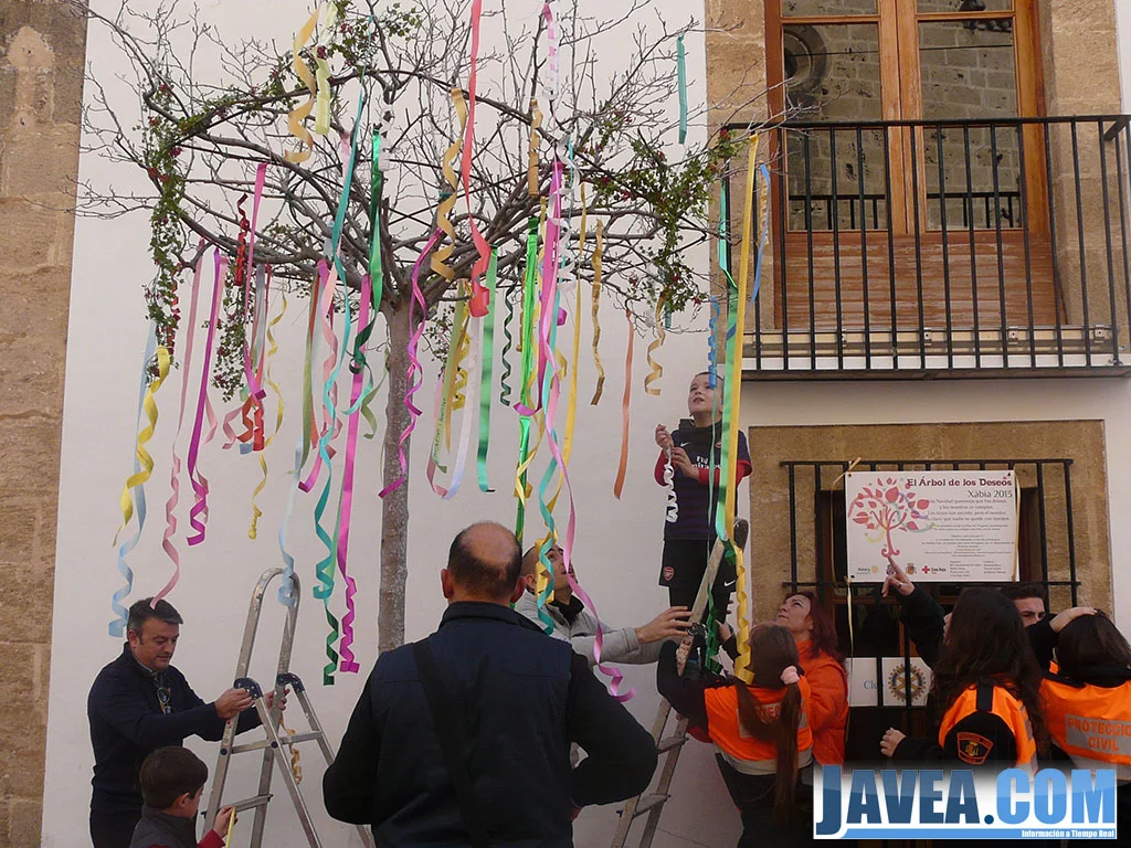 Los vecinos de Jávea subían al árbol de los deseos a colgar sus cintas