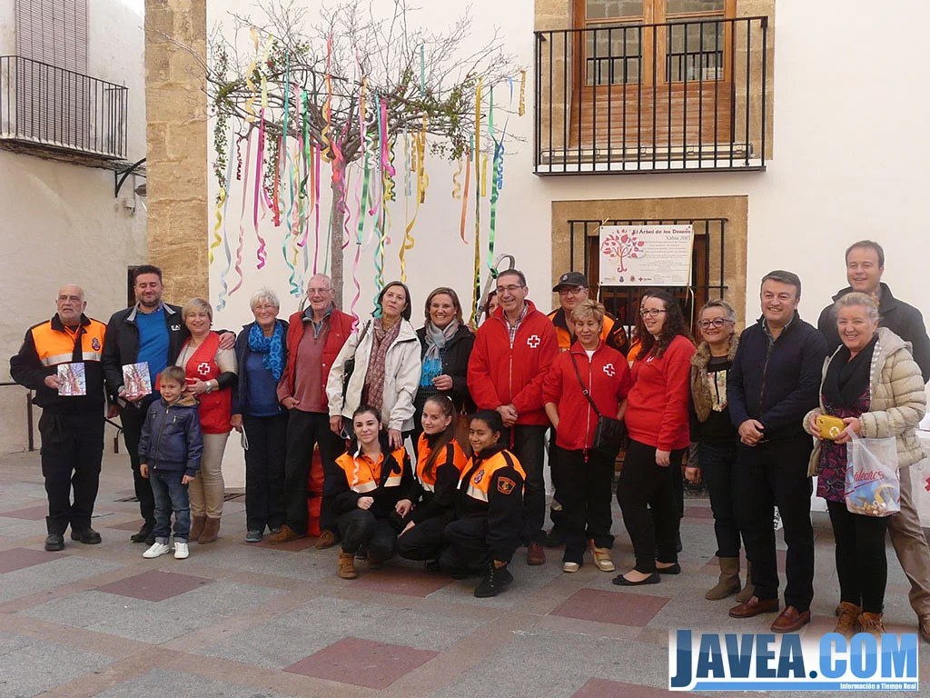 Miembros de la Cruz Roja y de la corporación municipal con el árbol de los deseos