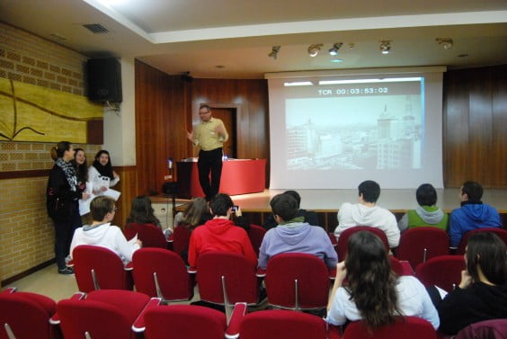 Francesc Fenollosa i Tens dirige el taller de doblaje para estudiantes de secundaria