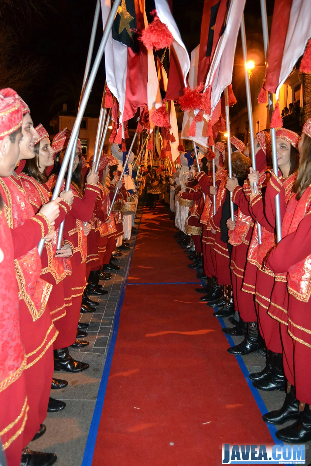 Los pajes hicieron un pasillo para la llegada de los Tres Reyes Magos de Oriente