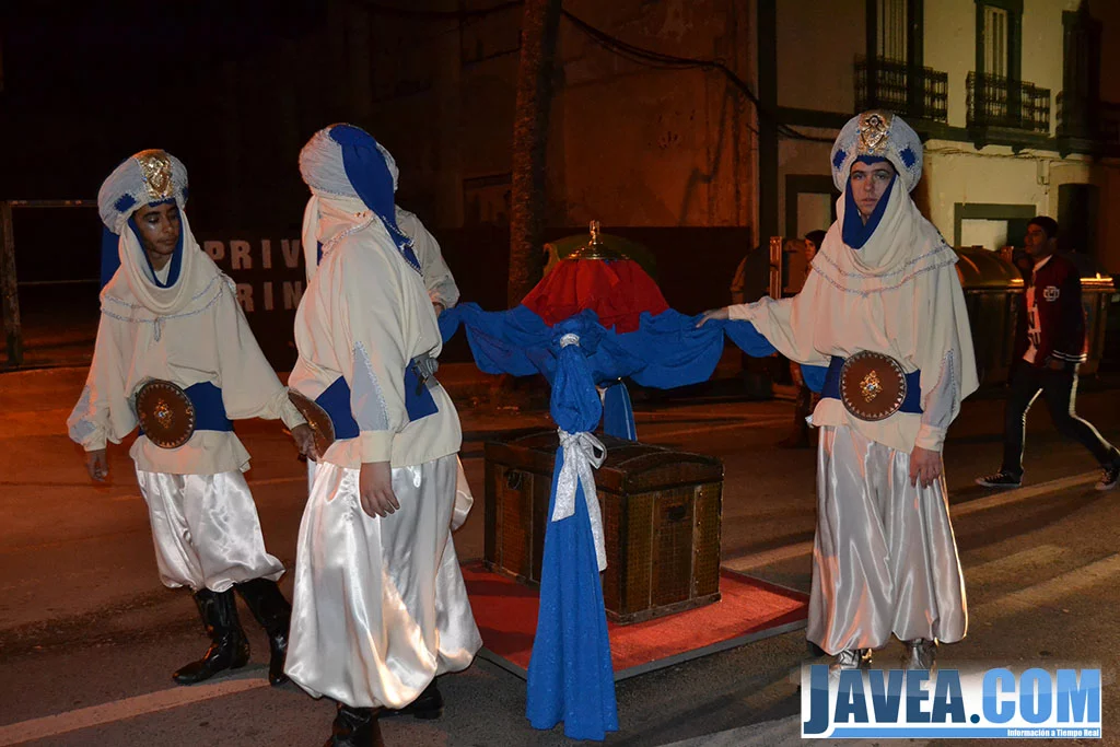 Pajes del Rey Melchor portando el oro