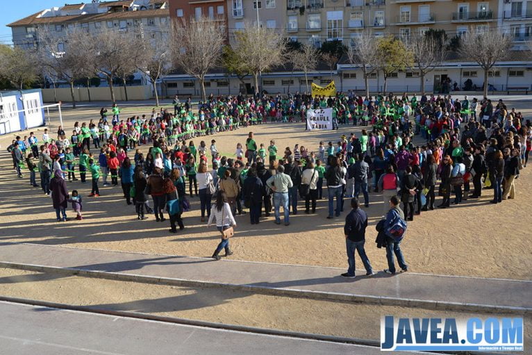 Profesores, alumnos, padres y madres del Colegio Público Graüll de Jávea se reunieron en la pista de atletismo del centro educativo