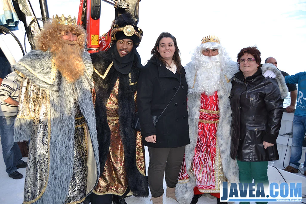 Todos y todas los que iban en el barco de los Reyes Magos aprovecharon para tomarse fotos con ellos