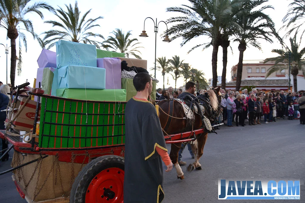 Uno de los carros cargado con regalos de los Reyes Magos