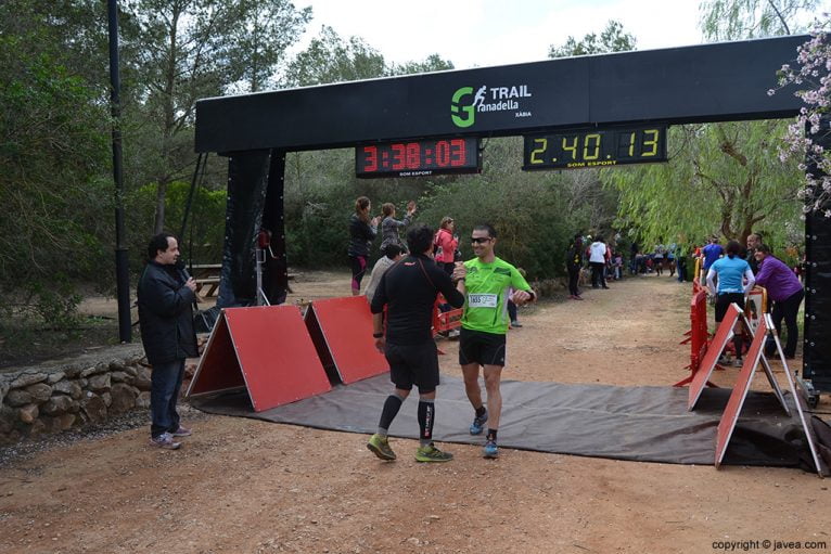 Alegría de los participantes después de cruzar la meta