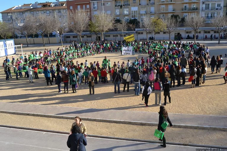 Alumnos y profesores en la pista de atletismo del Colegio Graüll en un acto de protesta contra el cierre de una unidad de infantil