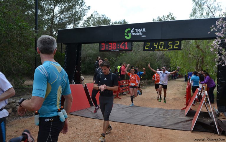 Corredores en la línea de meta después de terminar la carrera