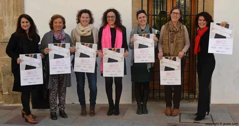 La edil Empar Bolufer con las comisarias y la directora de Miradas de Mujer de la Comunidad Valenciana, Irene Ballester