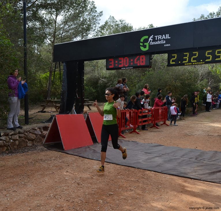 Llegada a la meta de una de las participantes femeninas