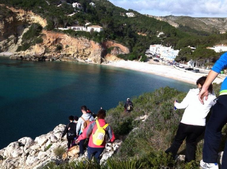 Los caminantes de la GranadellaTrail llegando a cala granadella de Jávea