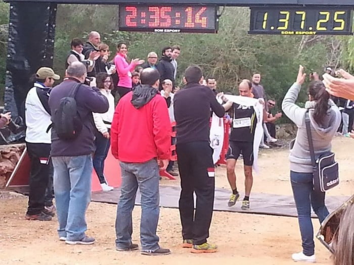 Ignacio Cardona cruzando la línea de meta