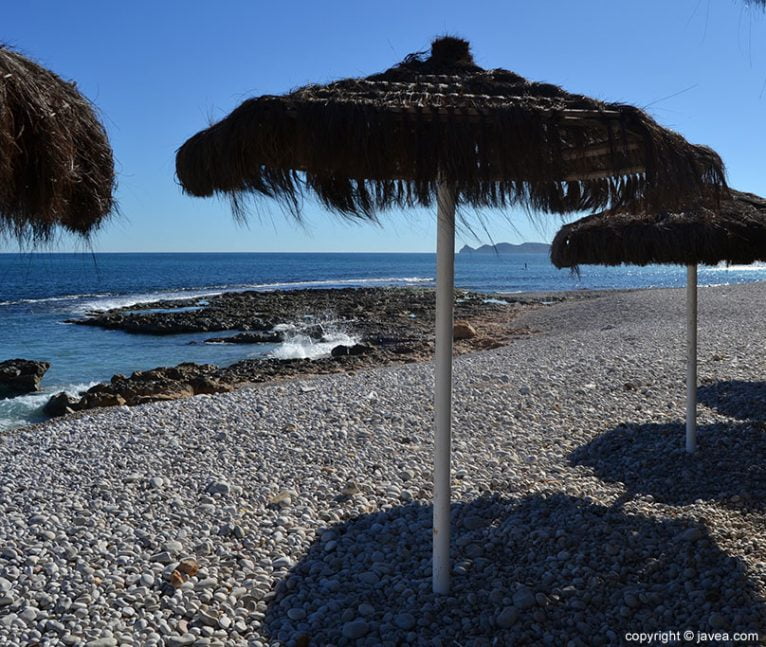 Playa del Primer Muntanyar donde se montan los chiringuitos y hamacas y sombrillas