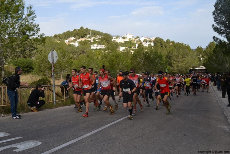 Salida de los corredores de la carrera de montaña Granadella Trail Jávea 2014