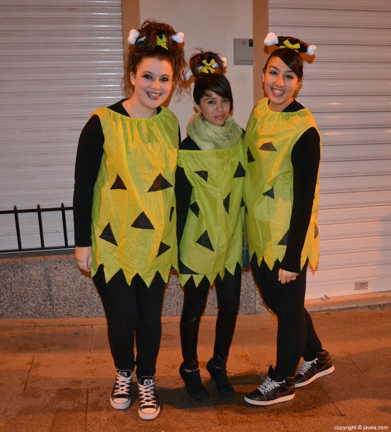 Amigas antes del desfile de carnaval de Jávea