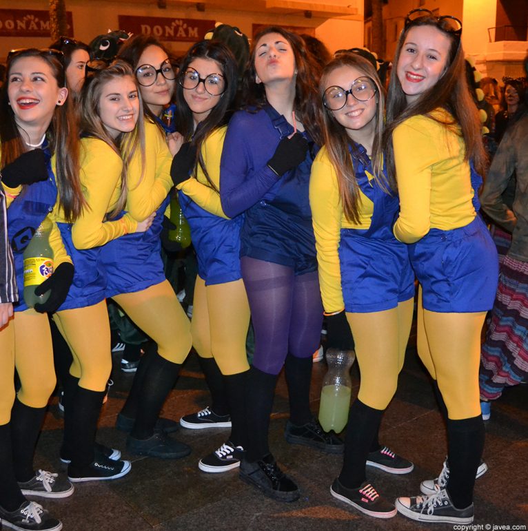 Amigas en el desfile de carnaval de Xàbia 2014