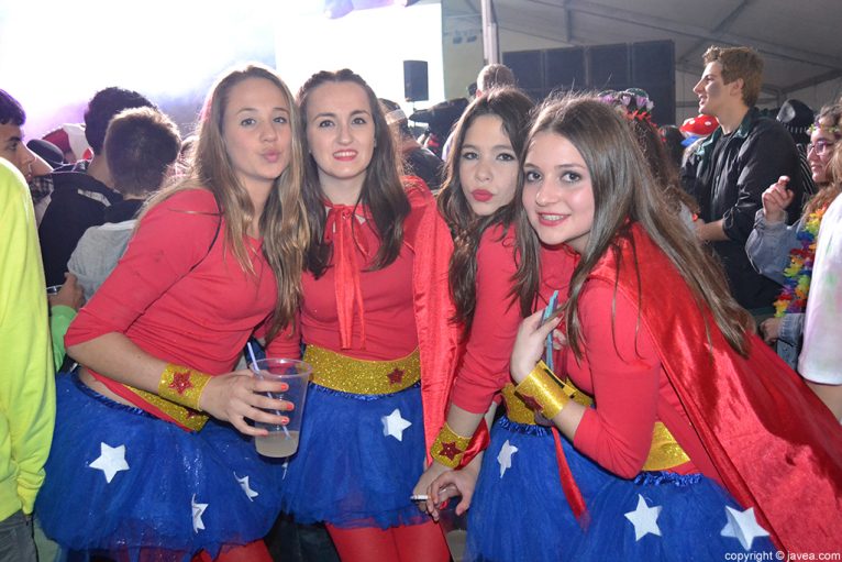 Amigas en la carpa celebrando el carnaval de Jávea