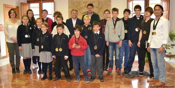 Club de Karate Washinkai de Xàbia con el edil de deportes Juan Luís Cardona y el alcalde de Jávea José Chulvi