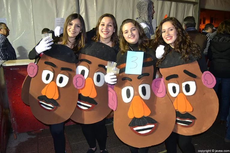 Grupo de amigas en el carnaval de Xàbia