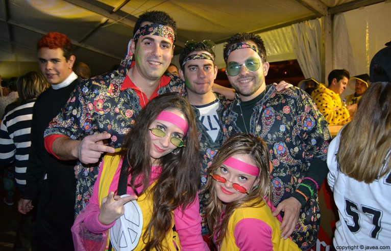 Grupo de amigos disfrazados de hippies en el carnaval de Jávea