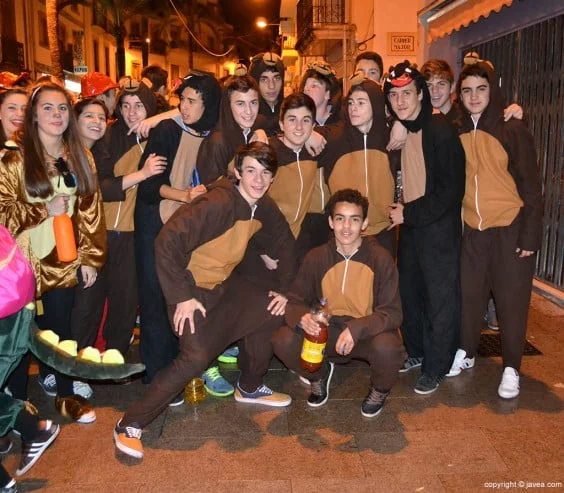 Grupo de amigos en el desfile de carnaval