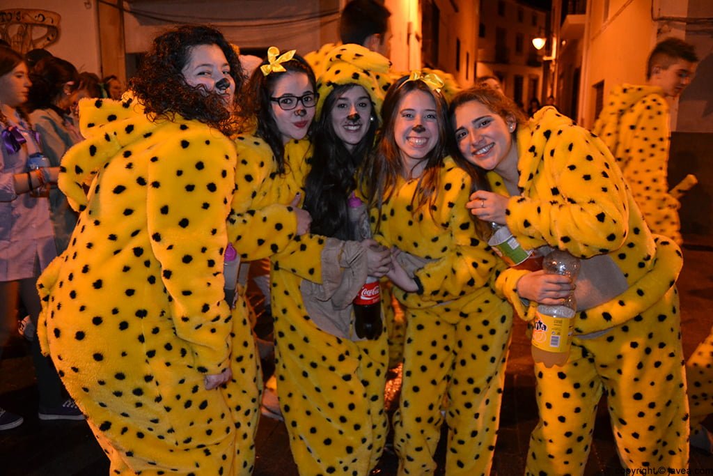 Grupo de quintas en el desfile de carnaval de Jávea