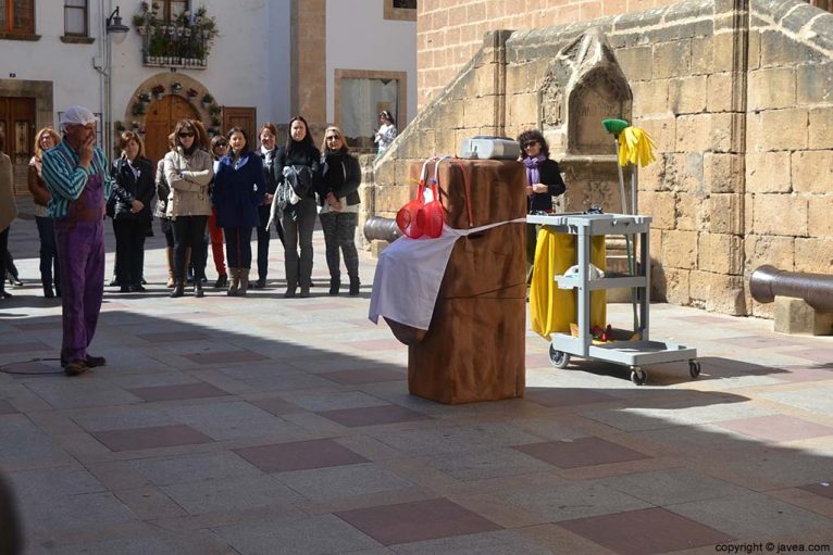 Interpretación de la compañía de teatro L'Oracle de L'Est por la igualdad de la mujer